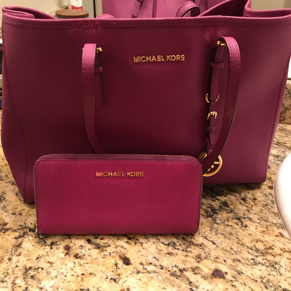 Magenta Michael Kors bag with wallet